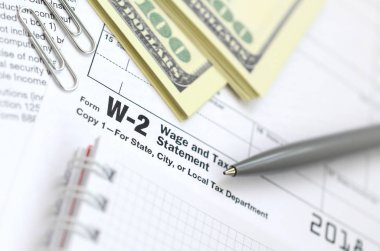 Kalem, defter ve dolar faturaları vergi formu W-2 ücret ve vergi beyanı üzerinde yalan olduğunu. Vergi ödemek için zaman
