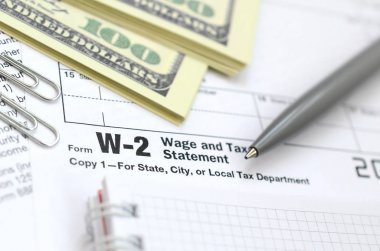 Kalem, defter ve dolar faturaları vergi formu W-2 ücret ve vergi beyanı üzerinde yalan olduğunu. Vergi ödemek için zaman