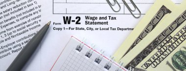 Kalem, defter ve dolar faturaları vergi formu W-2 ücret ve vergi beyanı üzerinde yalan olduğunu. Vergi ödemek için zaman