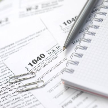 Kalem ve defter olduğunu yalanlar üzerine vergi 1040 ABD bireysel gelir vergisi beyannamesi formu. Vergi ödemek için zaman