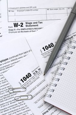 Kalem ve defter olduğunu yalanlar üzerine vergi 1040 ABD bireysel gelir vergisi beyannamesi formu. Vergi ödemek için zaman