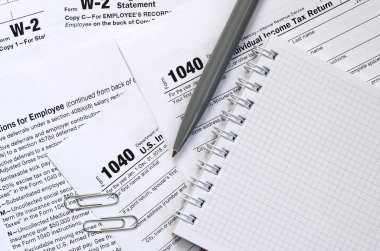 Kalem ve defter olduğunu yalanlar üzerine vergi 1040 ABD bireysel gelir vergisi beyannamesi formu. Vergi ödemek için zaman