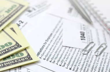 Kalem, defter ve dolar faturaları yalanlar üzerine vergi 1040 ABD bireysel gelir vergisi beyannamesi formu var. Vergi ödemek için zaman