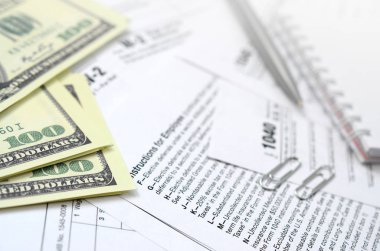 Kalem, defter ve dolar faturaları yalanlar üzerine vergi 1040 ABD bireysel gelir vergisi beyannamesi formu var. Vergi ödemek için zaman