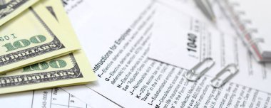 Kalem, defter ve dolar faturaları yalanlar üzerine vergi 1040 ABD bireysel gelir vergisi beyannamesi formu var. Vergi ödemek için zaman