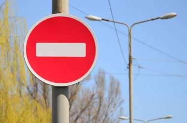 Kırmızı bir dairede beyaz bir dikdörtgen şeklinde yol işareti. Giriş yok
