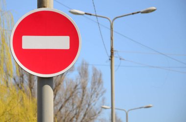 Kırmızı bir dairede beyaz bir dikdörtgen şeklinde yol işareti. Giriş yok
