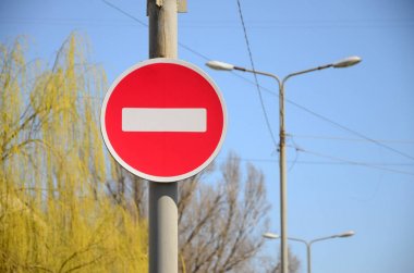 Kırmızı bir dairede beyaz bir dikdörtgen şeklinde yol işareti. Giriş yok