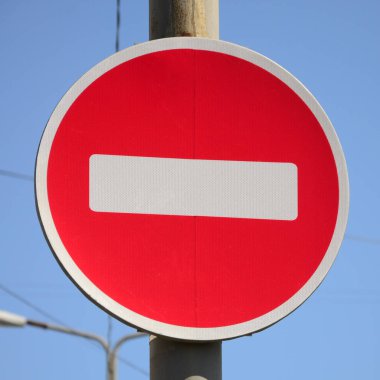 Kırmızı bir dairede beyaz bir dikdörtgen şeklinde yol işareti. Giriş yok