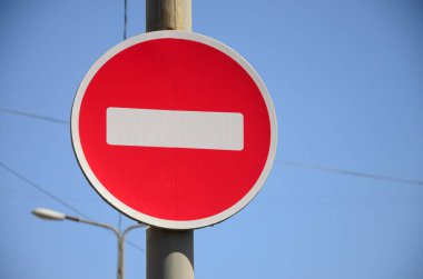 Kırmızı bir dairede beyaz bir dikdörtgen şeklinde yol işareti. Giriş yok