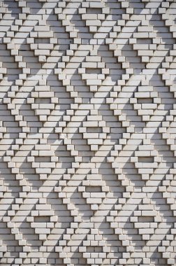 Elmas şekiller şeklinde beyaz tuğla bir desen yaptı. Sovyetler Birliği sırasında Duvar Dekorasyon