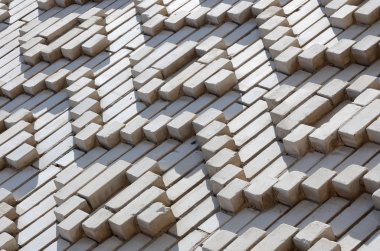 Elmas şekiller şeklinde beyaz tuğla bir desen yaptı. Sovyetler Birliği sırasında Duvar Dekorasyon