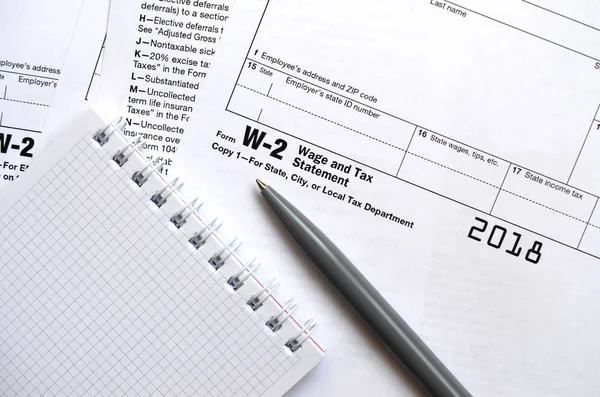 A toll és jegyzetfüzet adó formájában W-2 bér- és adóügyi nyilatkozat. — Stock Fotó