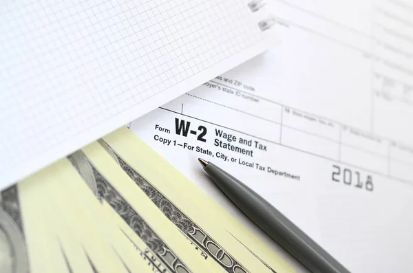 Długopis Notatnik Dolar Rachunki Leży Formularz Podatkowy Formularz Płac Deklaracji — Zdjęcie stockowe