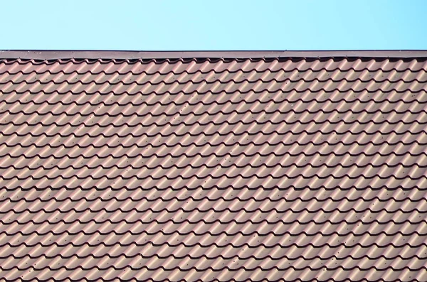 Fragment Dachu Dachówki Ciemny Kolor Czerwony Jakości Pokrycia Dachowe — Zdjęcie stockowe