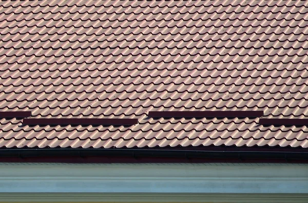 Fragment Dachu Dachówki Ciemny Kolor Czerwony Jakości Pokrycia Dachowe — Zdjęcie stockowe