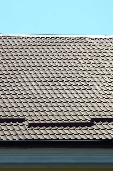 从深红色的金属瓷砖上的屋顶碎片 优质屋面 — 图库照片