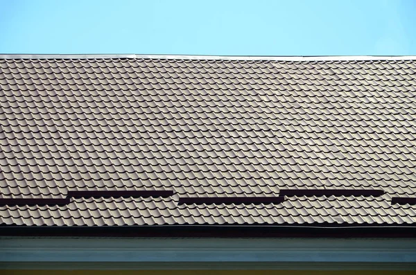 Ein Fragment Eines Daches Aus Einem Metallziegel Dunkelroter Farbe Hochwertige — Stockfoto