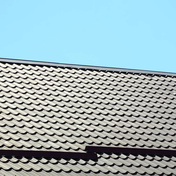 从深红色的金属瓷砖上的屋顶碎片 优质屋面 — 图库照片