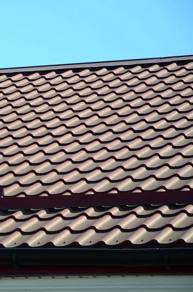 Metal Kiremit Koyu Kırmızı Renk Bir Çatıdan Bir Parçası Kalite — Stok fotoğraf