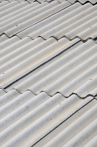 Um fragmento de um telhado de ardósia cinza de uma amostra antiga feita de asbesto — Fotografia de Stock