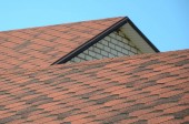 A tető bitumenes zsindely, barna színű borítja. Minőségi tetőkhöz