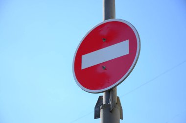 Kırmızı bir dairede beyaz bir dikdörtgen şeklinde yol işareti. Giriş yok