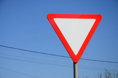 Trafik işaretleri beyaz üçgen şeklinde. Yol vermek