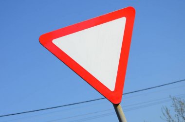 Trafik işaretleri beyaz üçgen şeklinde. Yol vermek