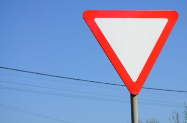 Trafik işaretleri beyaz üçgen şeklinde. Yol vermek