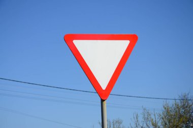 Trafik işaretleri beyaz üçgen şeklinde. Yol vermek