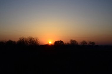Şafak köyde. Sunrise banliyö peyzaj