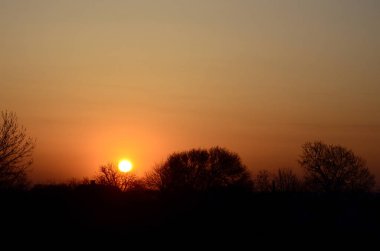 Şafak köyde. Sunrise banliyö peyzaj