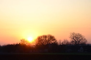 Şafak köyde. Sunrise banliyö peyzaj