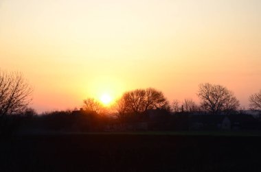 Şafak köyde. Sunrise banliyö peyzaj