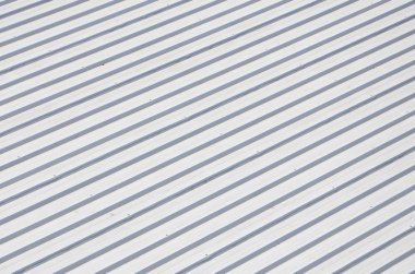 Metal gri çatı ile ritmik paralel kabartma yön