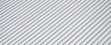 Metal gri çatı ile ritmik paralel kabartma yön