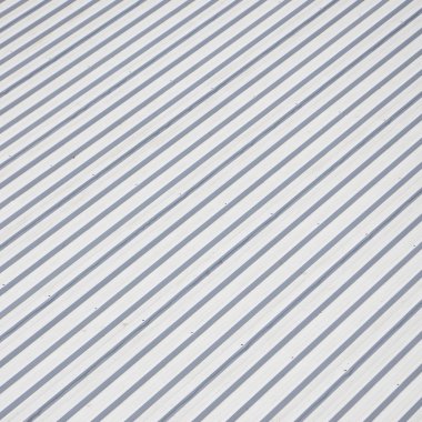 Metal gri çatı ile ritmik paralel kabartma yön