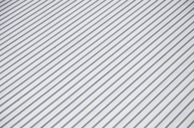 Metal gri çatı ile ritmik paralel kabartma yön