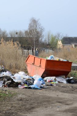 Çöp tenekesi çöp ve atıklarla dolu. Nüfuslu bölgelerde zamansız çöp temizleme