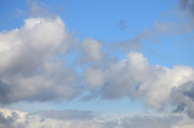 Mavi bir gökyüzü ile lots-in farklı boyutlarda beyaz bulutlar