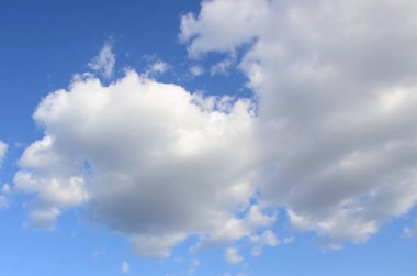 Mavi bir gökyüzü ile lots-in farklı boyutlarda beyaz bulutlar