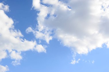 Mavi bir gökyüzü ile lots-in farklı boyutlarda beyaz bulutlar