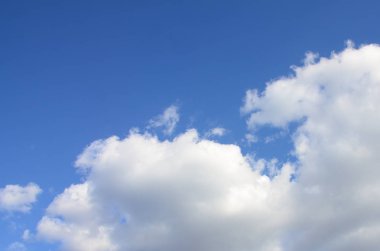 Mavi bir gökyüzü ile lots-in farklı boyutlarda beyaz bulutlar