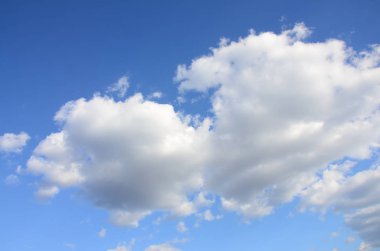 Mavi bir gökyüzü ile lots-in farklı boyutlarda beyaz bulutlar