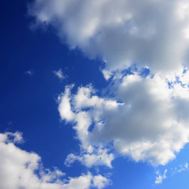 Mavi bir gökyüzü ile lots-in farklı boyutlarda beyaz bulutlar