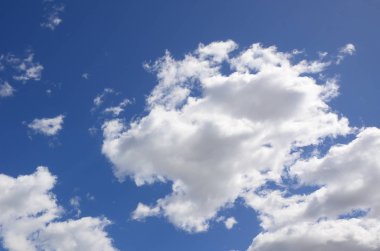 Mavi bir gökyüzü ile lots-in farklı boyutlarda beyaz bulutlar