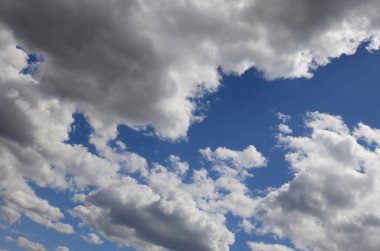 Mavi bir gökyüzü ile lots-in farklı boyutlarda beyaz bulutlar