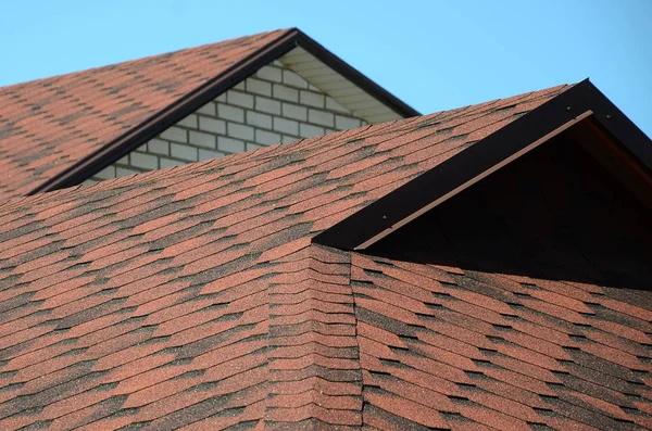 Dach Jest Pokryty Gontów Bitumicznych Brązowy Kolor Jakości Pokrycia Dachowe — Zdjęcie stockowe