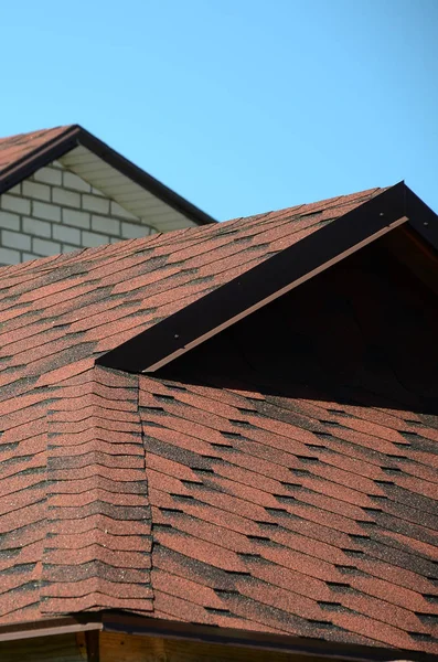 Taket Täckt Med Bituminösa Bältros Brun Färg Kvalitet Takläggning — Stockfoto